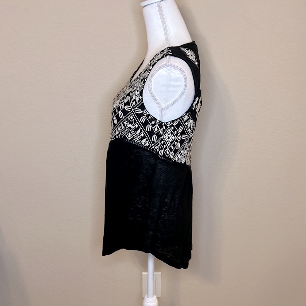 Lucky Brand Black Sleeveless Tank Top with Graphic Asymmetrical Design - Picture 3 of 11